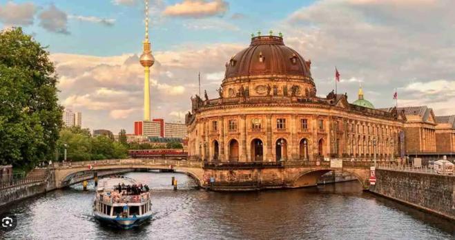 3-room Museum Island 2 Beds Apartment Berlin
